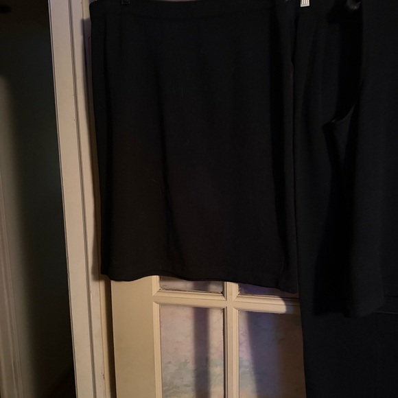 St. John Collection. Hunter Green is the color.(NOT BLACK) 4 items.